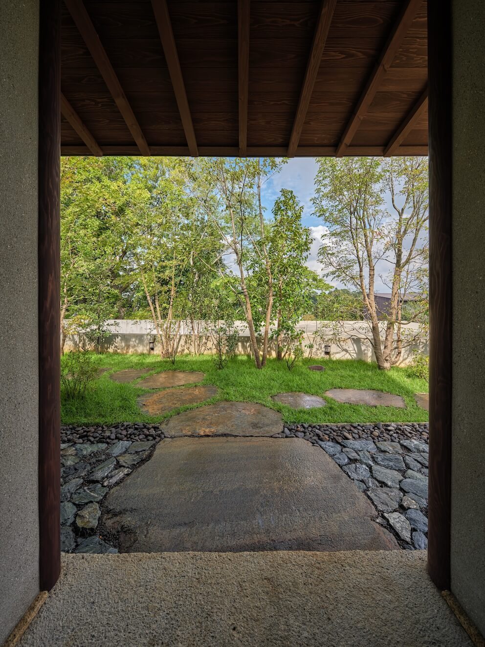 以传统肌理的为核心将木石光与自然重新编织的日式住宅设计