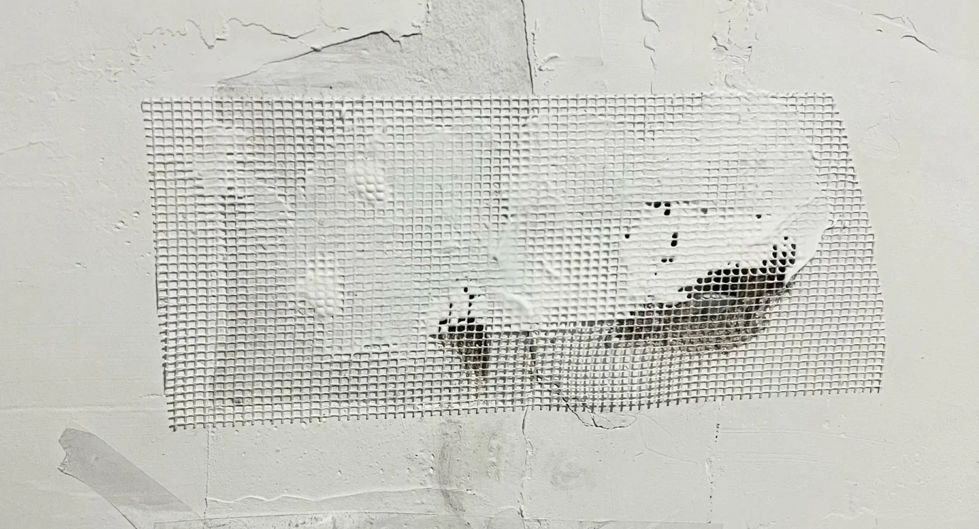 新旧墙面洞口处挂网