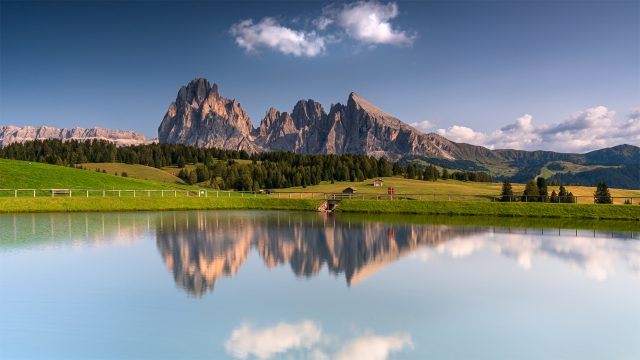 秋天宁静山水倒影风景电脑桌面壁纸