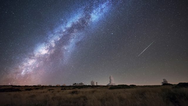西班牙加那利群岛 英仙座流星 2K风景桌面壁纸